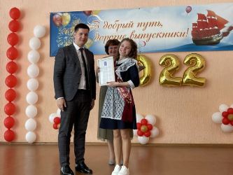 Представители депутатского корпуса по Ленинскому району вручили выпускникам благодарственные письма 